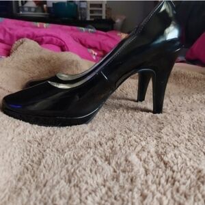 Andrew Geller Shiny Black Heels Never Worn.